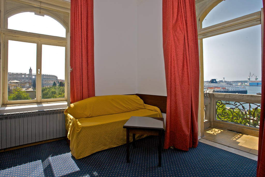 Guest House Hotel Riviera بولا المظهر الخارجي الصورة