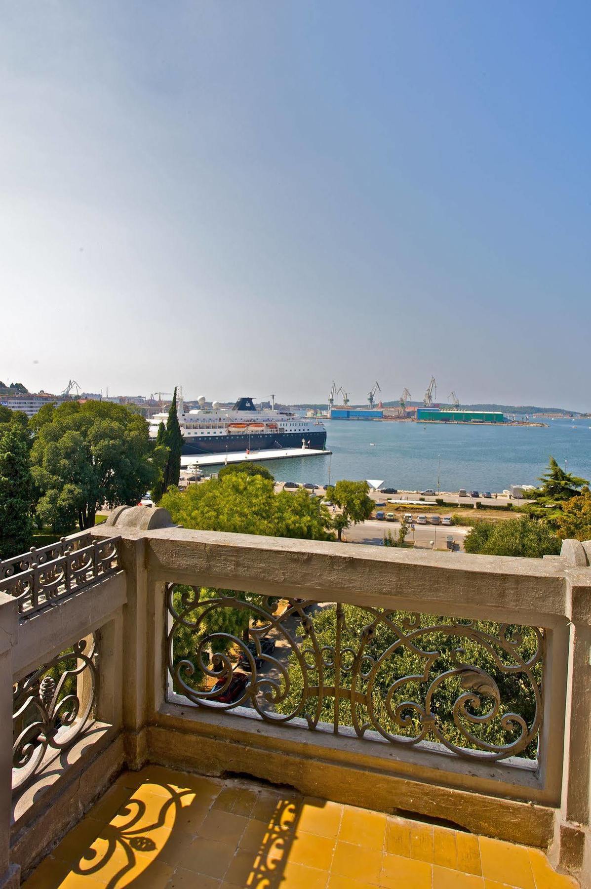 Guest House Hotel Riviera بولا المظهر الخارجي الصورة
